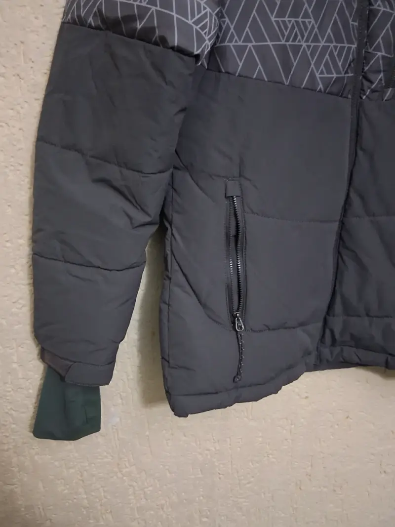 Chaqueta acolchada gris con diseño geométrico - 3