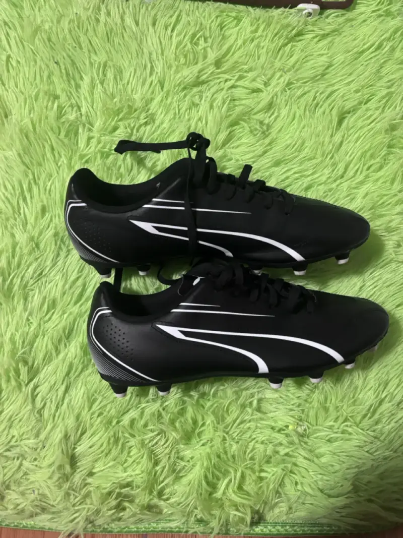 Zapatos de fútbol negros con diseño moderno - 1