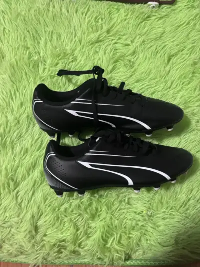 Zapatos de fútbol negros con diseño moderno - miniatura 1