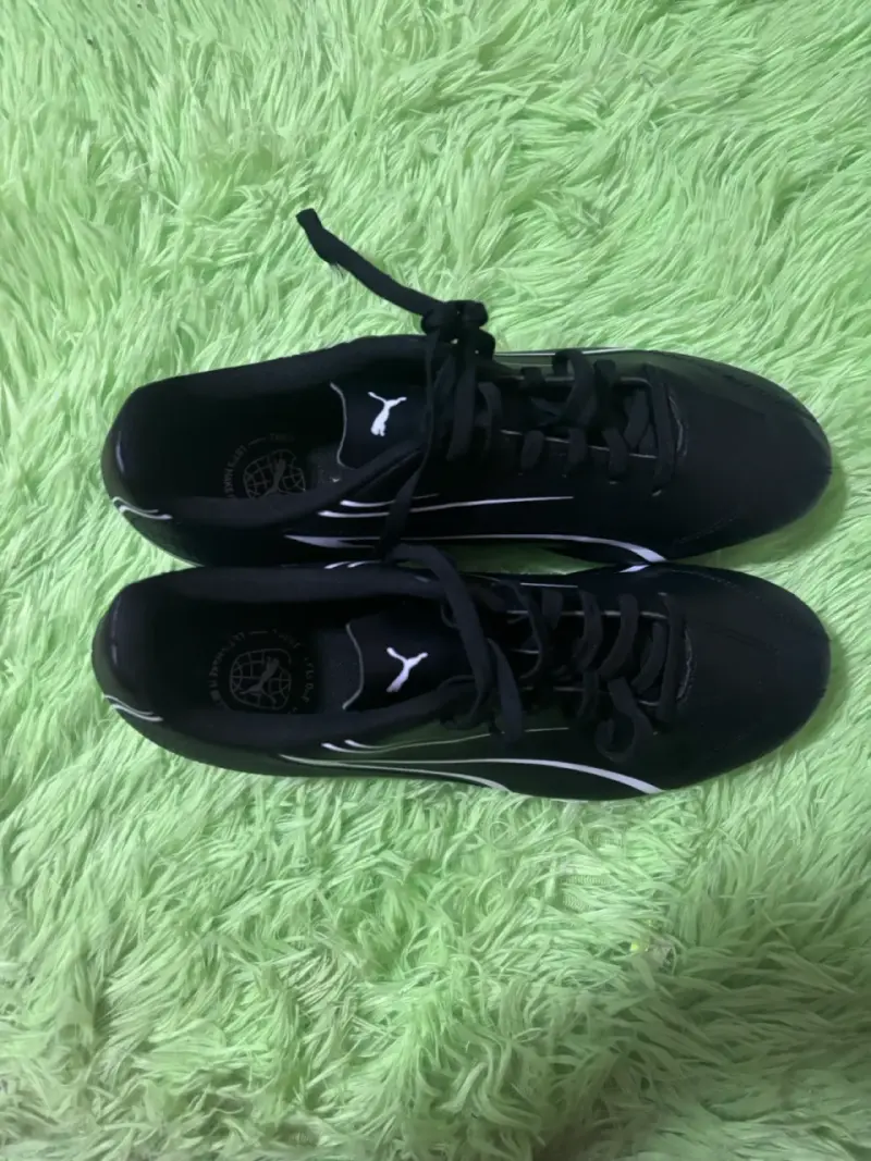 Zapatos de fútbol negros con diseño moderno - 2
