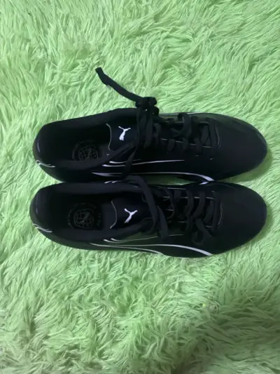 Zapatos de fútbol negros con diseño moderno - miniatura 2
