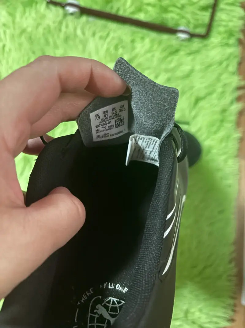 Zapatos de fútbol negros con diseño moderno - 3