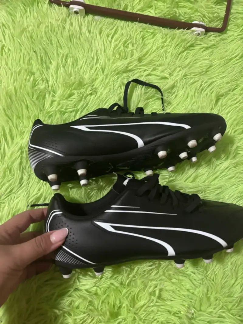 Zapatos de fútbol negros con diseño moderno - 4