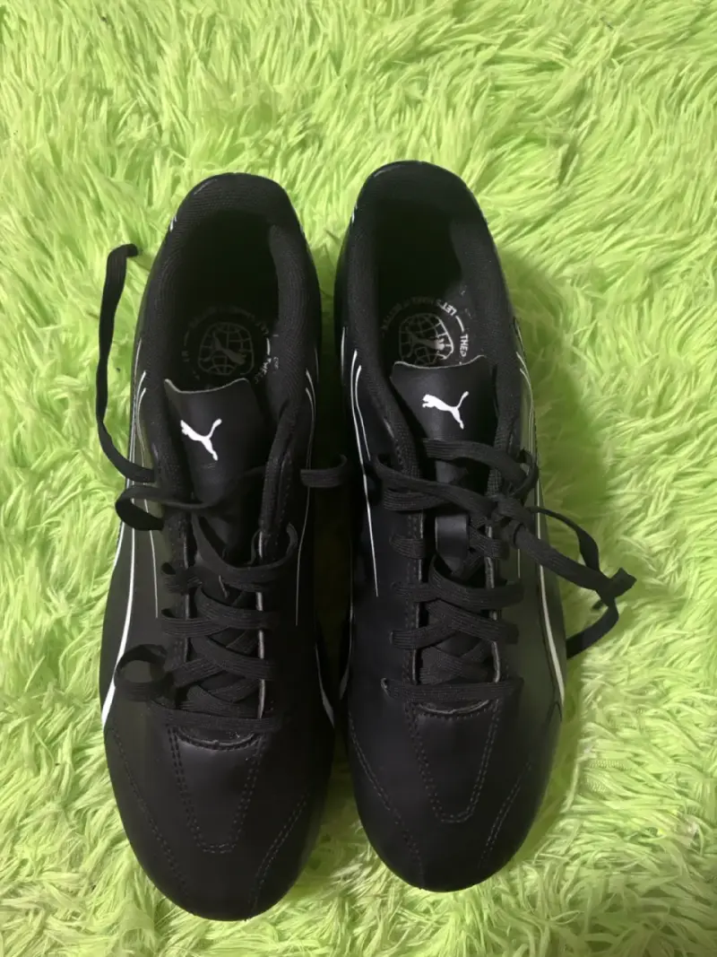 Zapatos de fútbol negros con diseño moderno - 5
