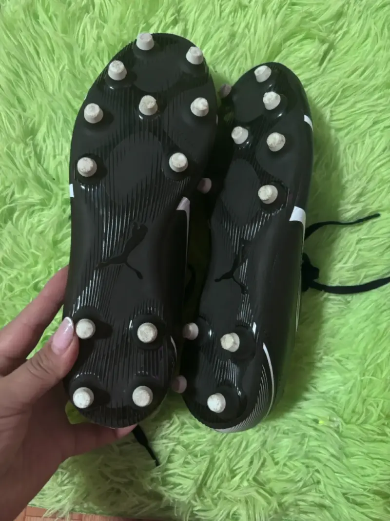 Zapatos de fútbol negros con diseño moderno - 6