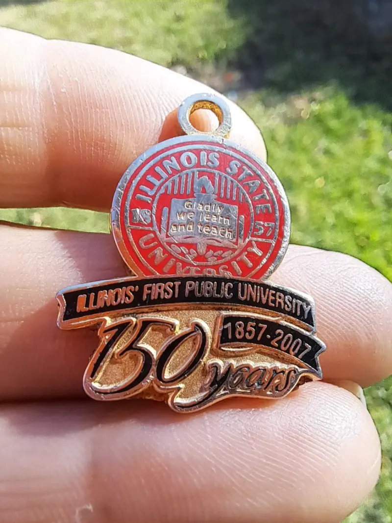 Chapa conmemorativa Illinois State University 150 años - 1