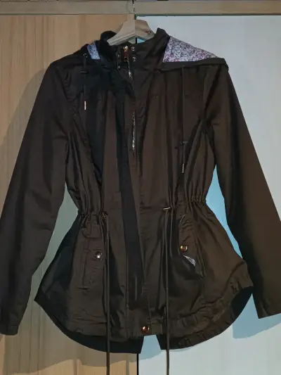 Chaqueta café con capucha y cintura ajustable - miniatura 1