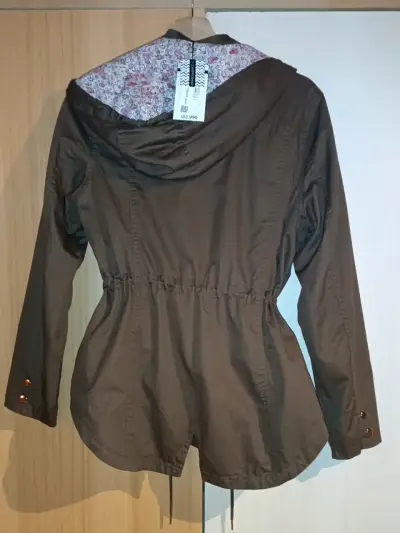 Chaqueta café con capucha y cintura ajustable - miniatura 2