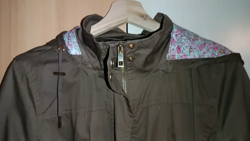 Chaqueta café con capucha y cintura ajustable - 3