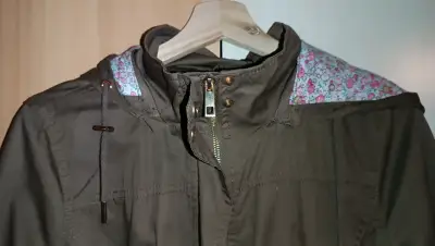 Chaqueta café con capucha y cintura ajustable - miniatura 3
