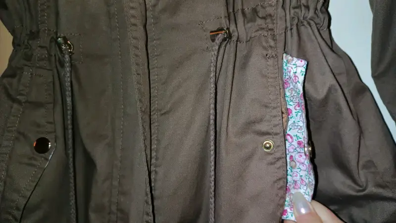 Chaqueta café con capucha y cintura ajustable - 4