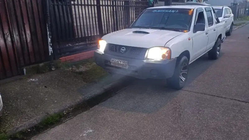 Camioneta Nissan blanca en buen estado - 1