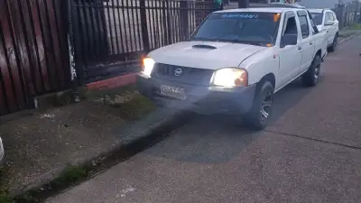 Camioneta Nissan blanca en buen estado - miniatura 1