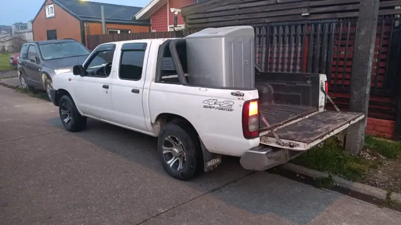 Camioneta Nissan blanca en buen estado - 2