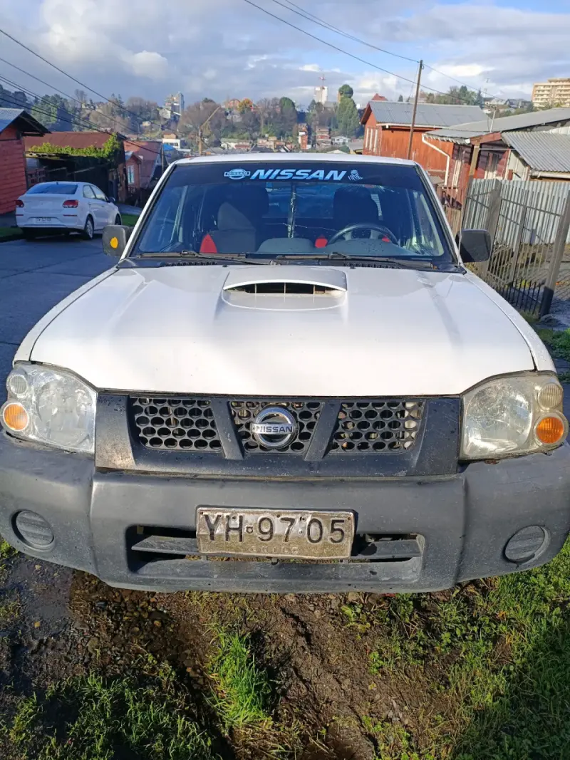 Camioneta Nissan blanca en buen estado - 3