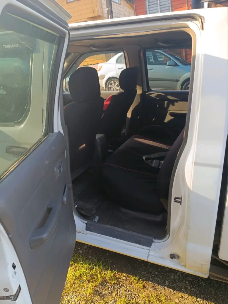Camioneta Nissan blanca en buen estado - 5
