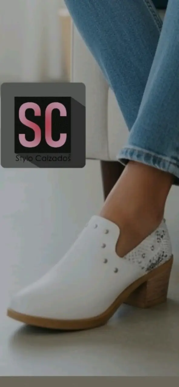 Botines blancos con detalle de serpiente - 1