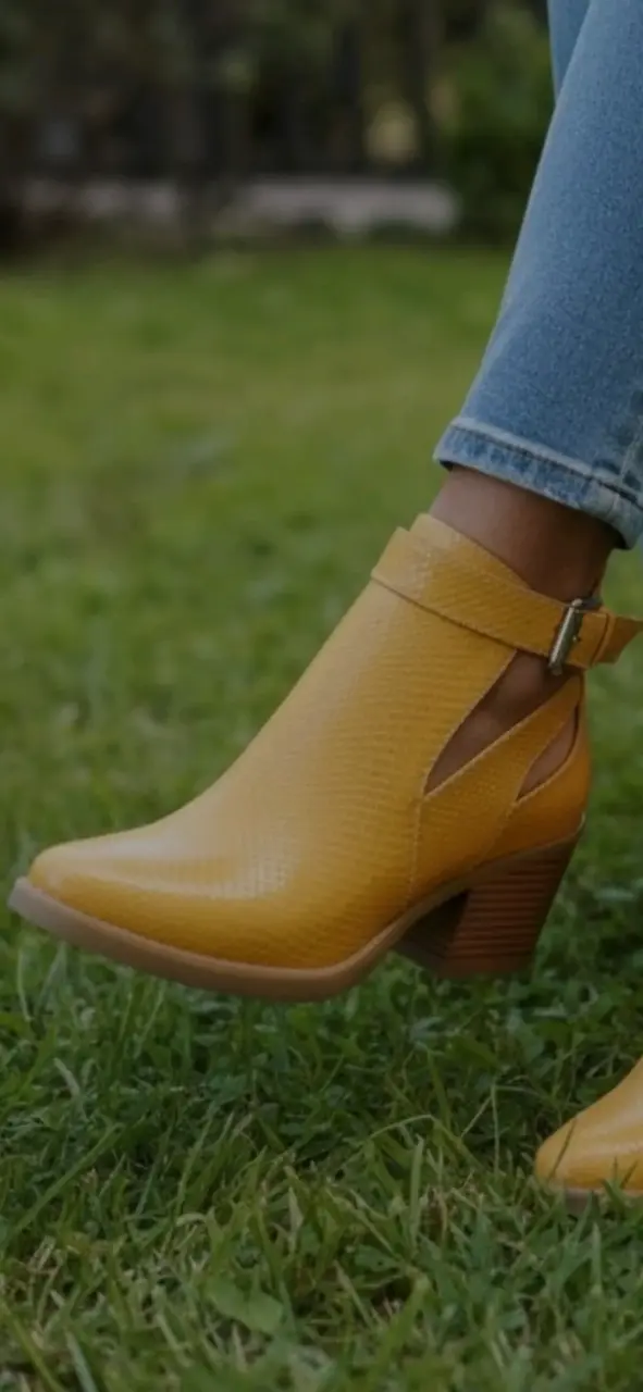 Botines amarillos de cuero con tacón - 1