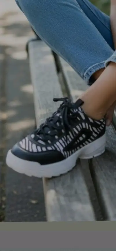 Zapatillas deportivas negras con diseño moderno - miniatura 1