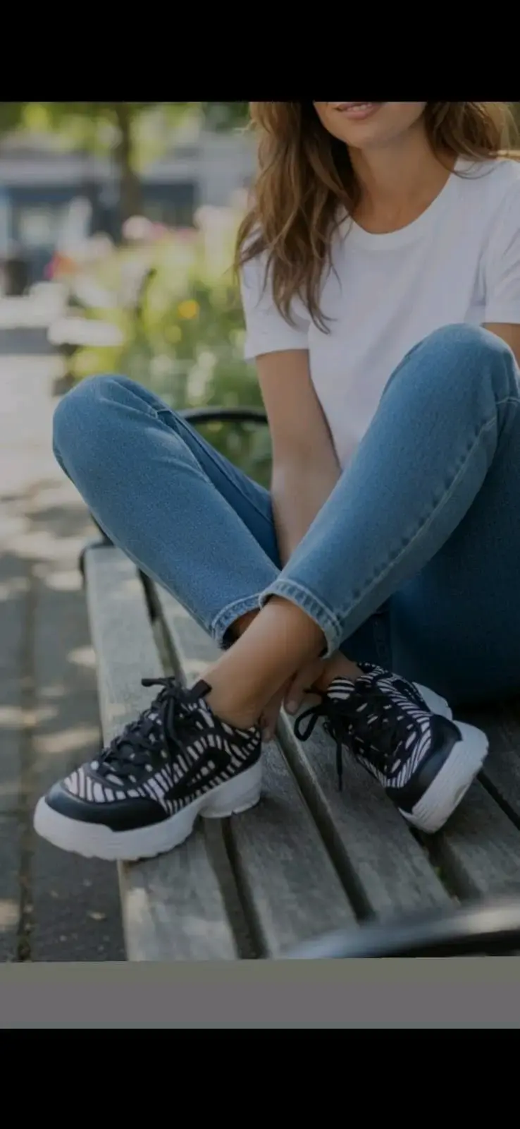 Zapatillas deportivas negras con diseño moderno - 2