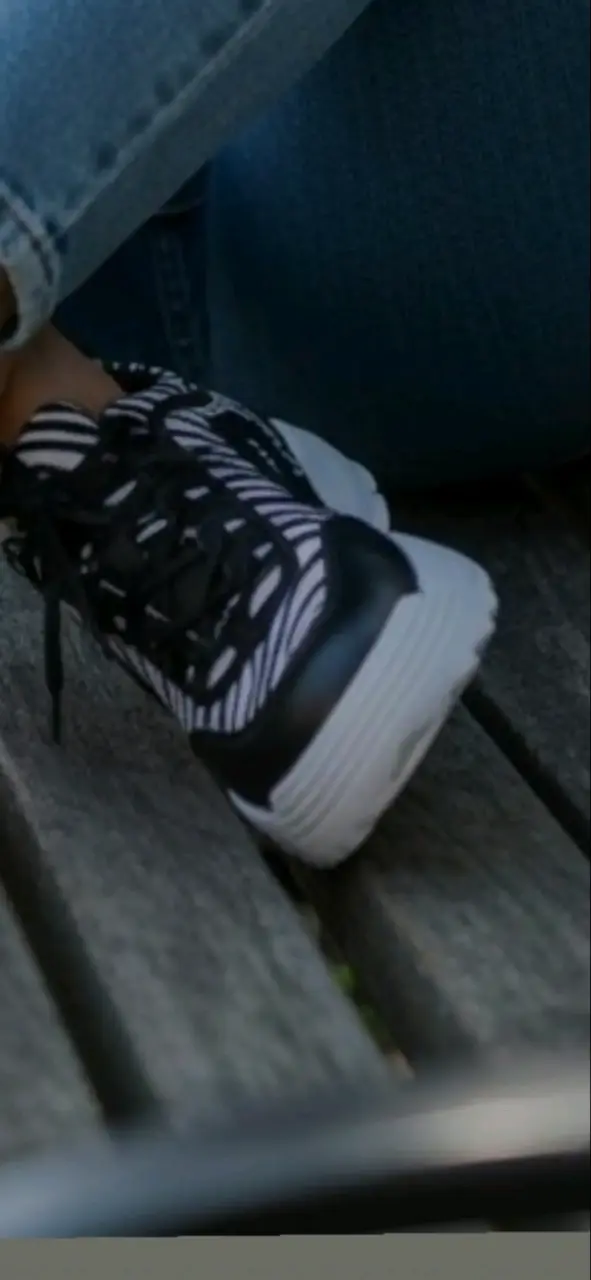 Zapatillas deportivas negras con diseño moderno - 3