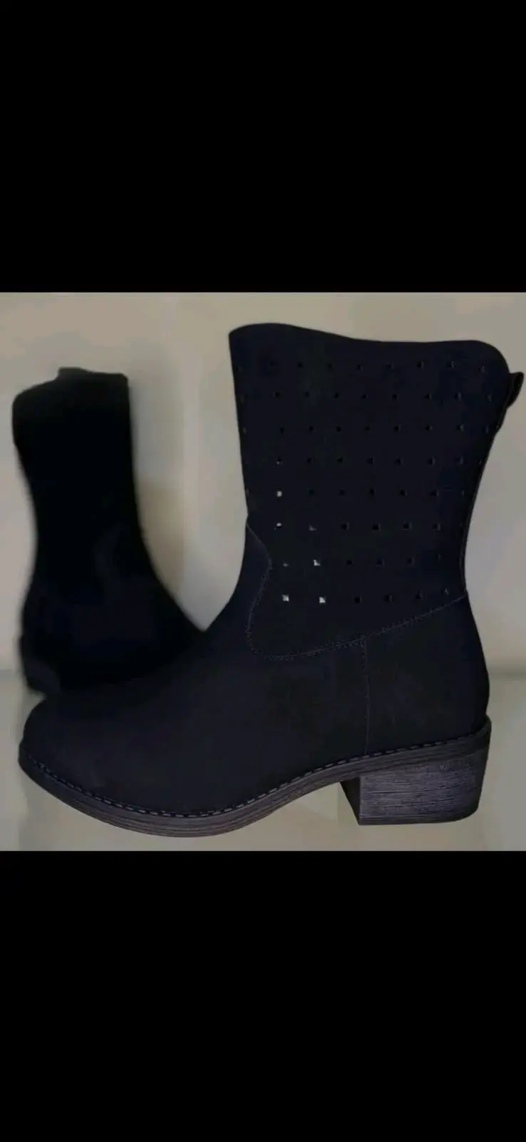 Botines negros de gamuza con diseño perforado - 1