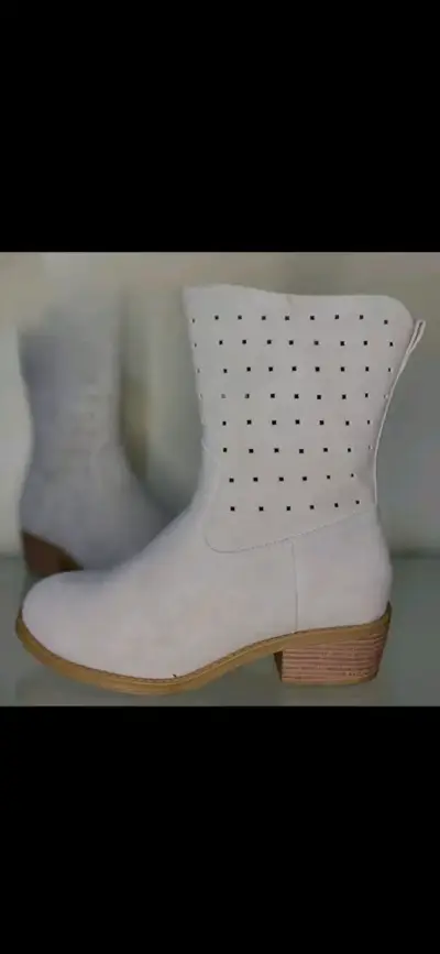 Botines blancos de cuero con diseño perforado - miniatura 1