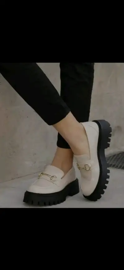 Mocasines beige con detalle dorado - miniatura 2