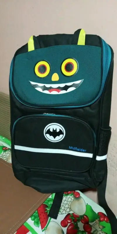 Mochila infantil Batman con diseño divertido - miniatura 1