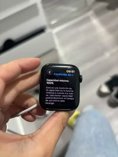 Smartwatch SE con batería al 100% - miniatura 1