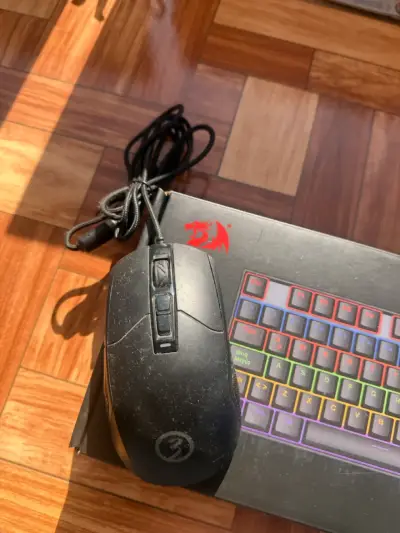 Teclado gamer Redragon con cable USB - miniatura 1