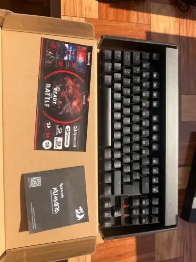 Teclado gamer Redragon con cable USB - miniatura 4