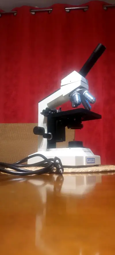 Microscopio monocular Arcoumed con cable - miniatura 1