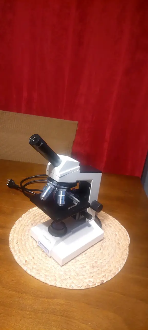 Microscopio monocular Arcoumed con cable - 2