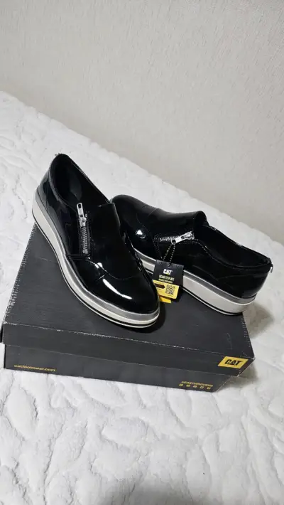 Zapatos CAT negros con cierre lateral - miniatura 1