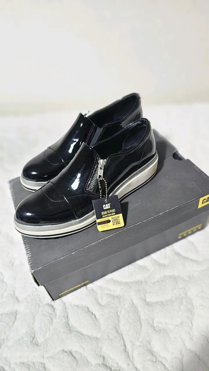Zapatos CAT negros con cierre lateral - 2