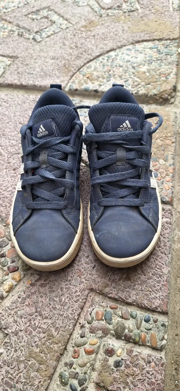 Zapatillas Adidas azul marino para niños
