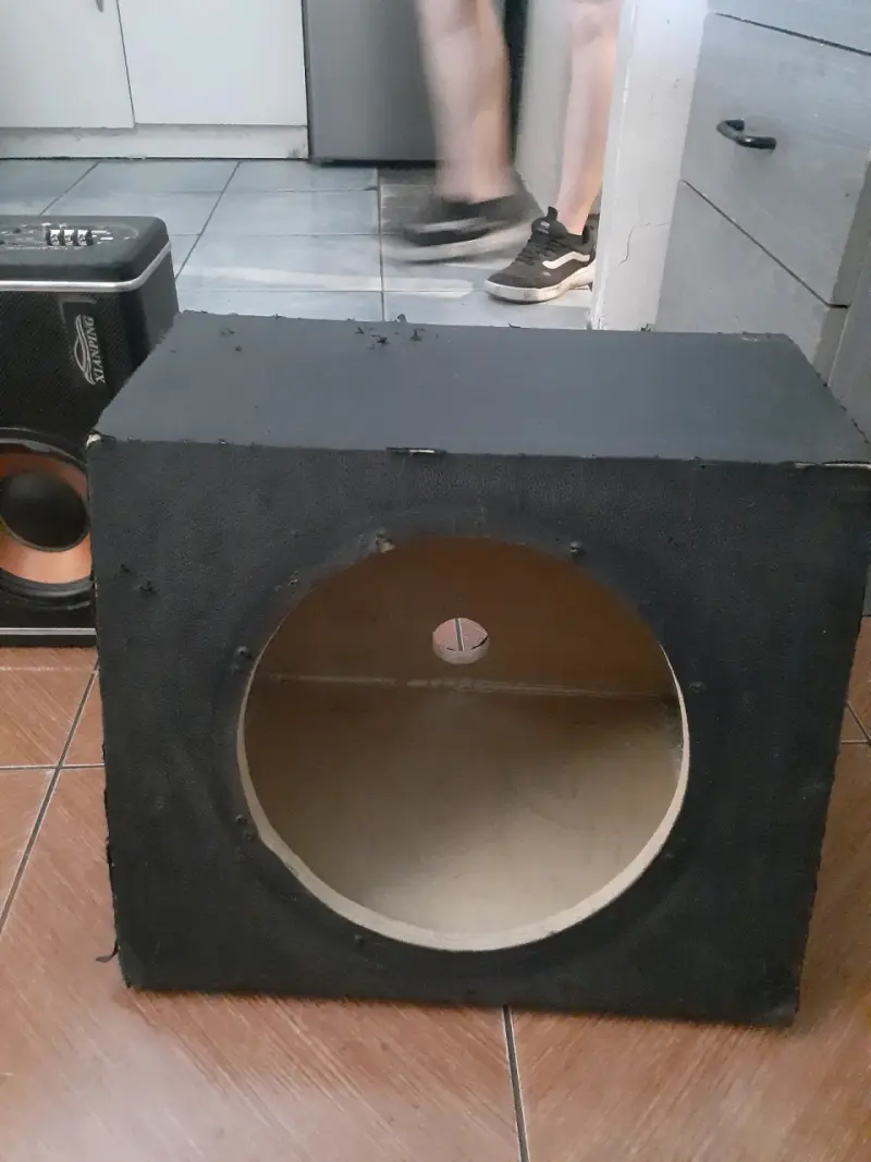 Caja acústica para subwoofer sin parlante