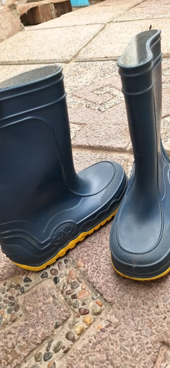 Botas de goma impermeables azul y amarillo