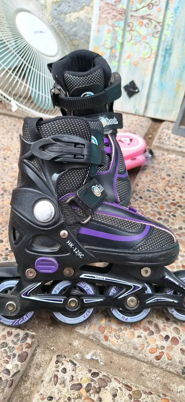 Patines en línea negros y morados Hook