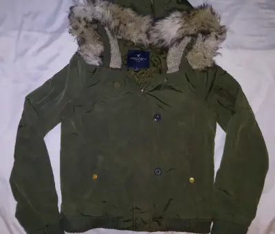 Chaqueta verde con capucha de piel sintética - miniatura 1