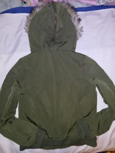 Chaqueta verde con capucha de piel sintética - miniatura 2