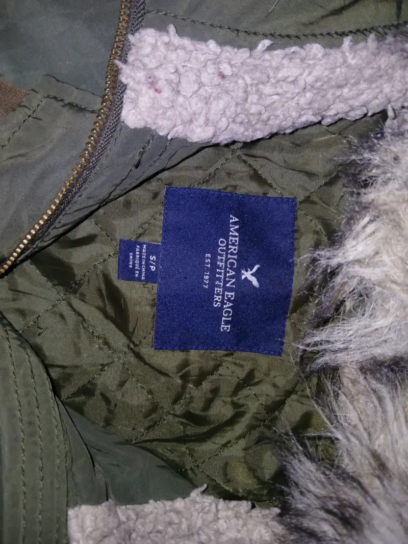 Chaqueta verde con capucha de piel sintética - 3