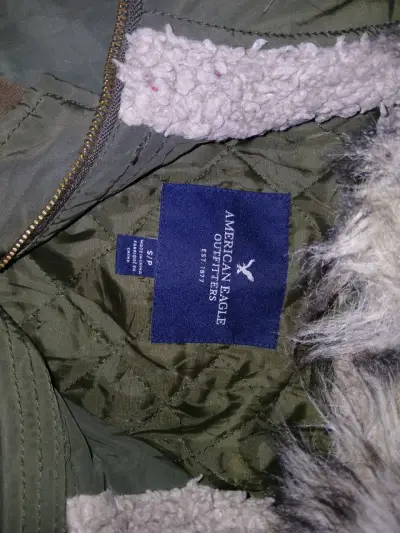Chaqueta verde con capucha de piel sintética - miniatura 3