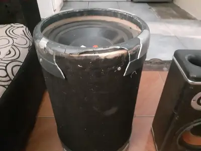 Subwoofer cilíndrico para auto en buen estado - miniatura 1