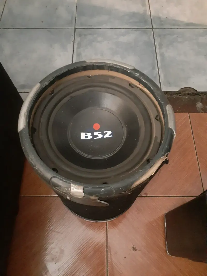 Subwoofer cilíndrico para auto en buen estado - 2