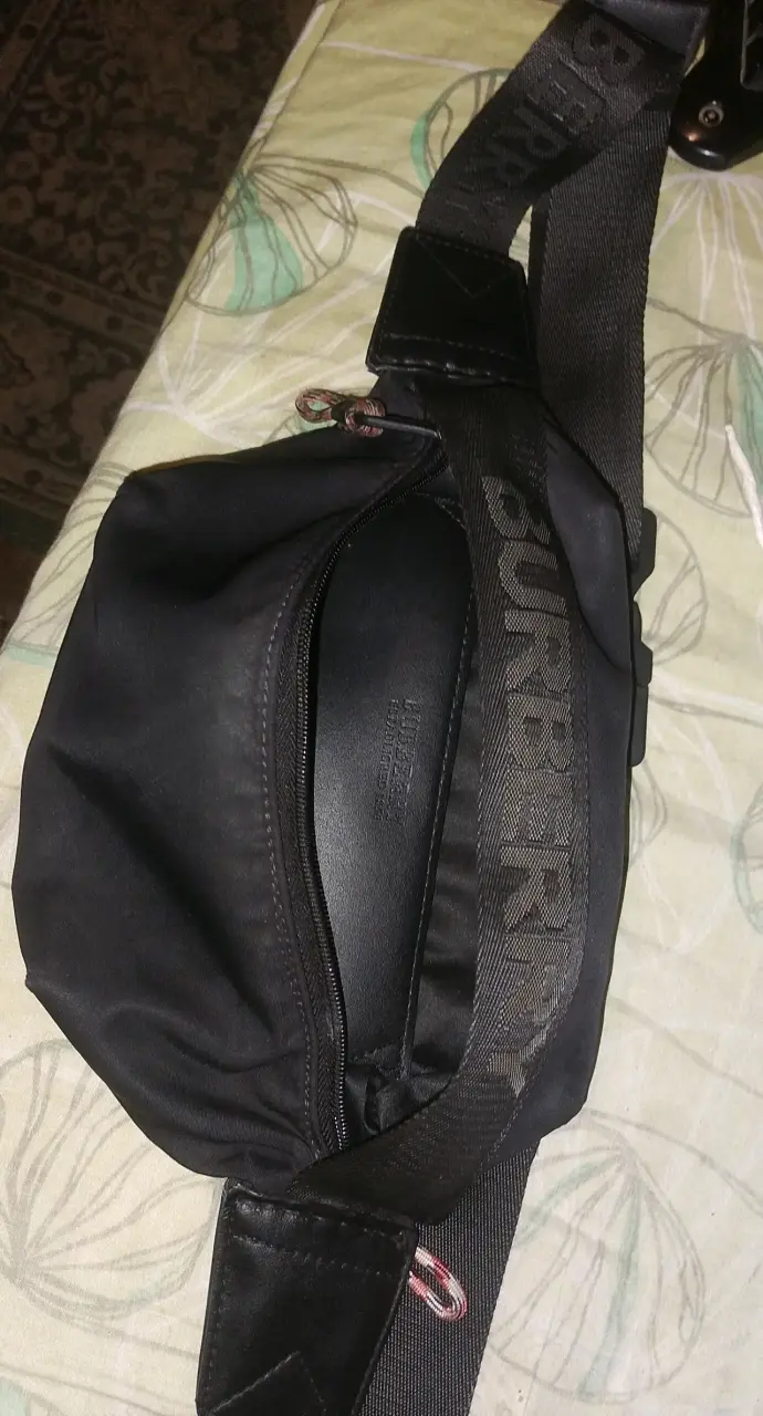 Riñonera Burberry negra de nylon