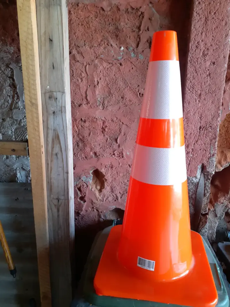 Cono de tráfico naranja reflectante