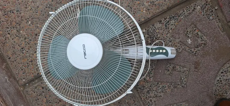 Ventilador de pie Recco con control de velocidad