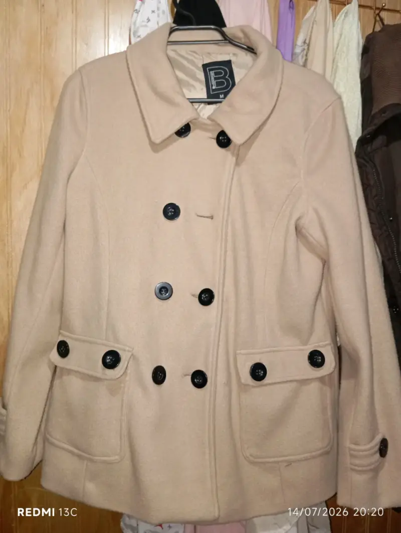 Abrigo beige con botones negros talla M - 1